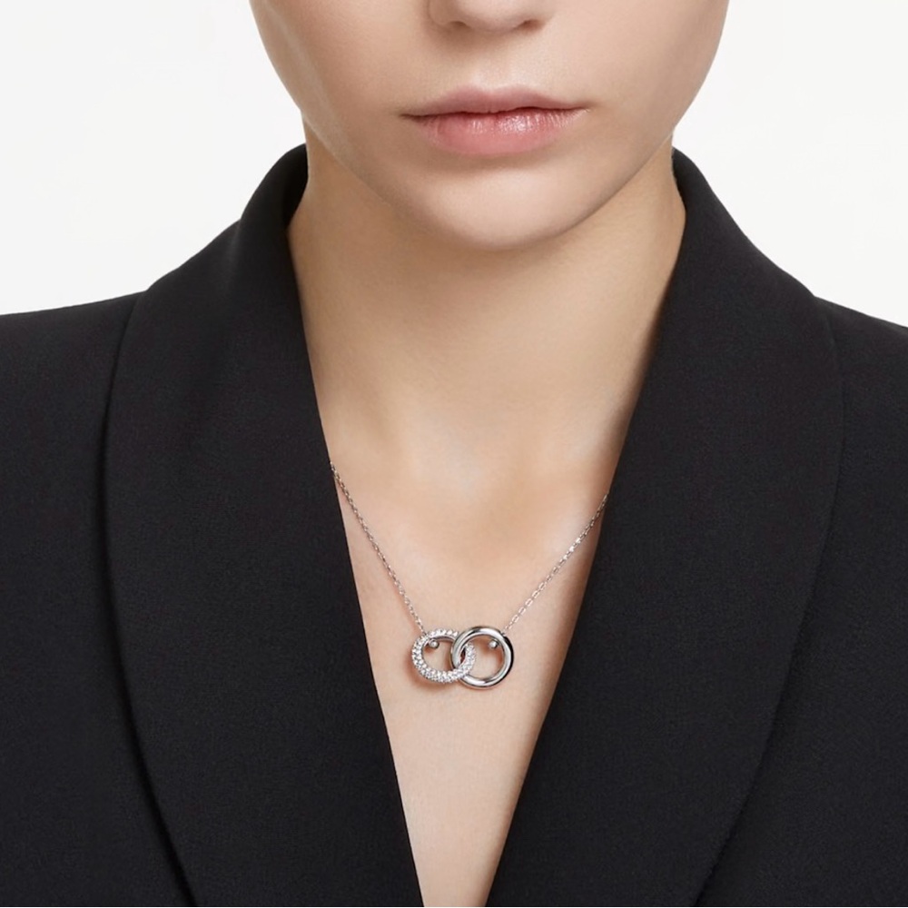 Swarovski Dextera pendant
Interlocking loop, White, Rhodium plated Necklace